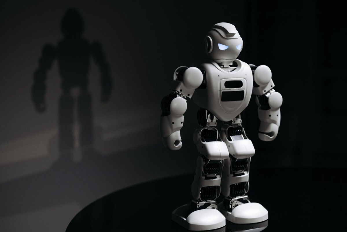 Mano robótica de alta tecnología realizando movimientos precisos.