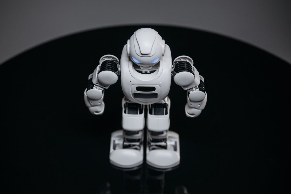 Une main de robot humanoïde manipulant un objet avec précision