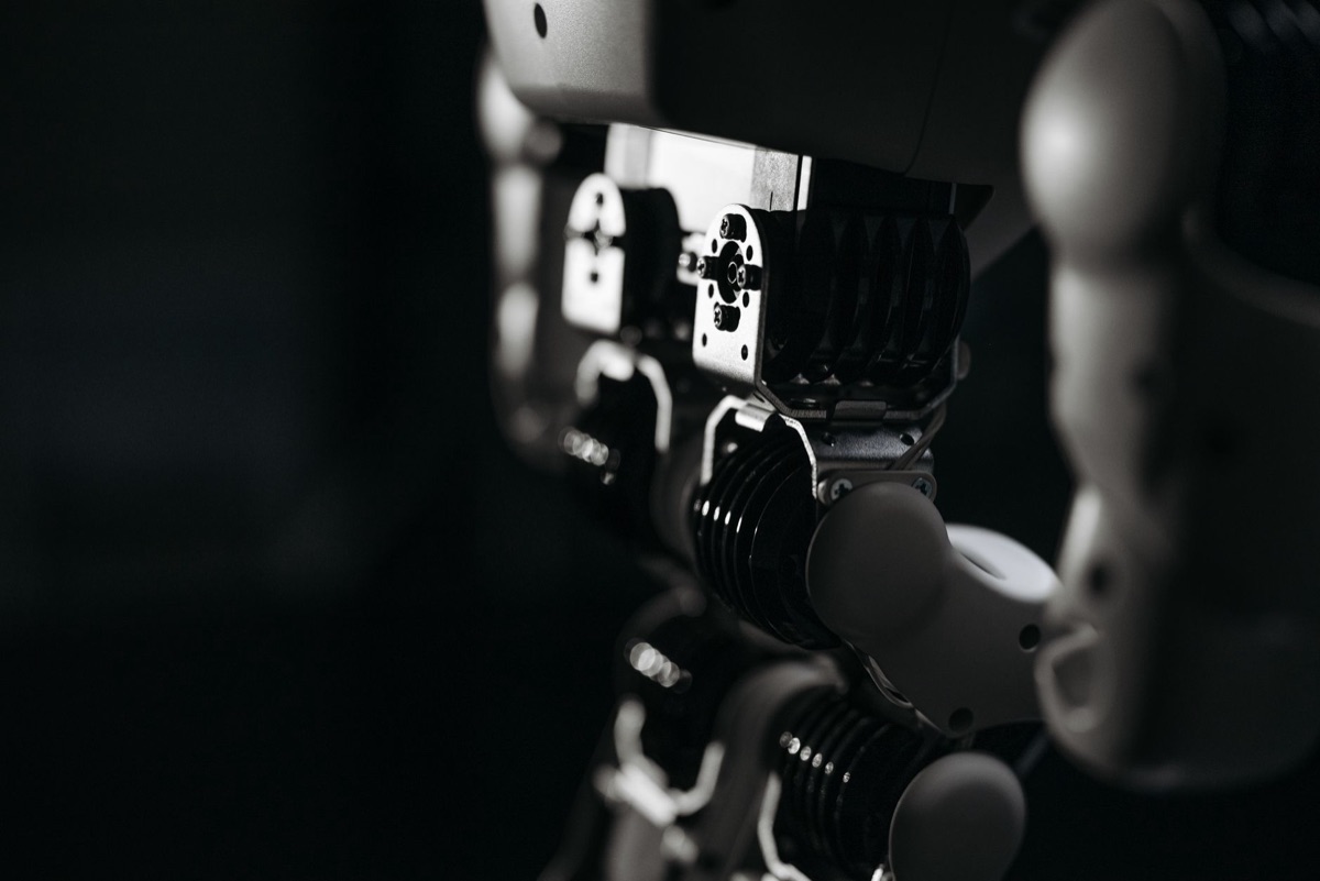 Le robot Tesla Optimus illustrant l'intelligence artificielle robotique