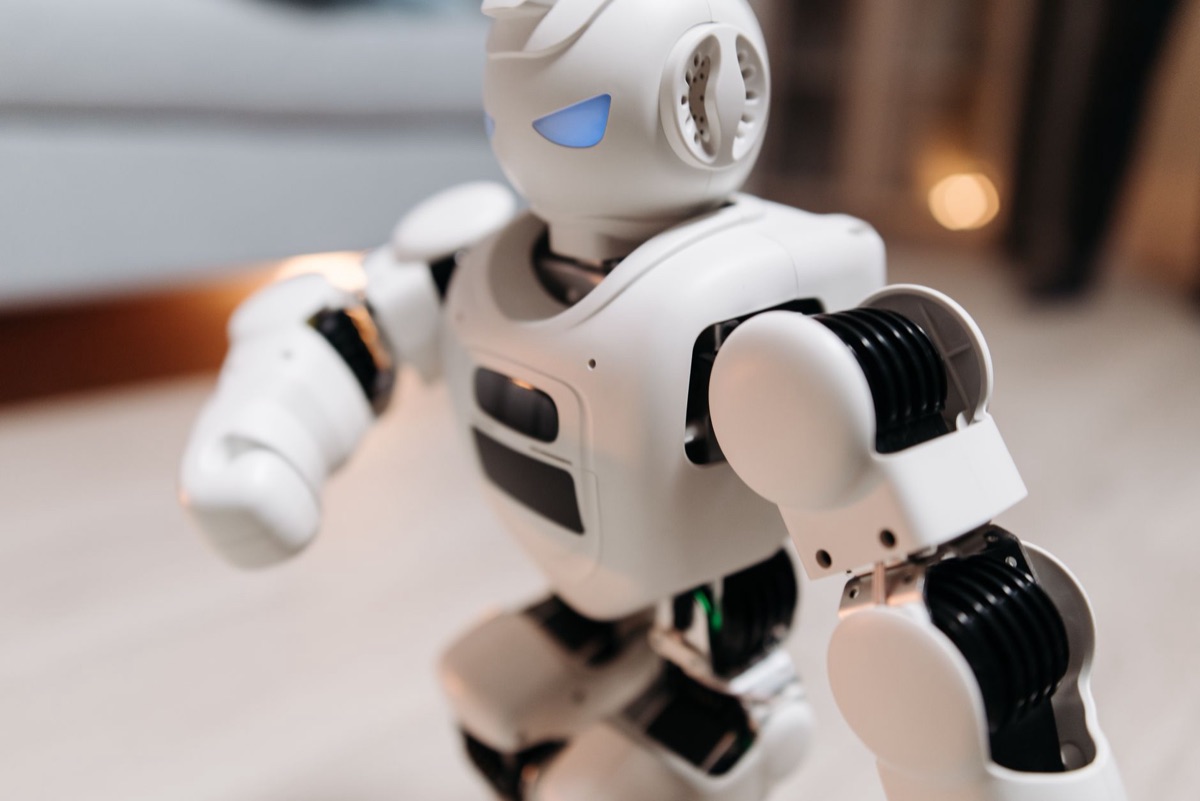 Mano robotica avanzata con dettagli tecnologici
