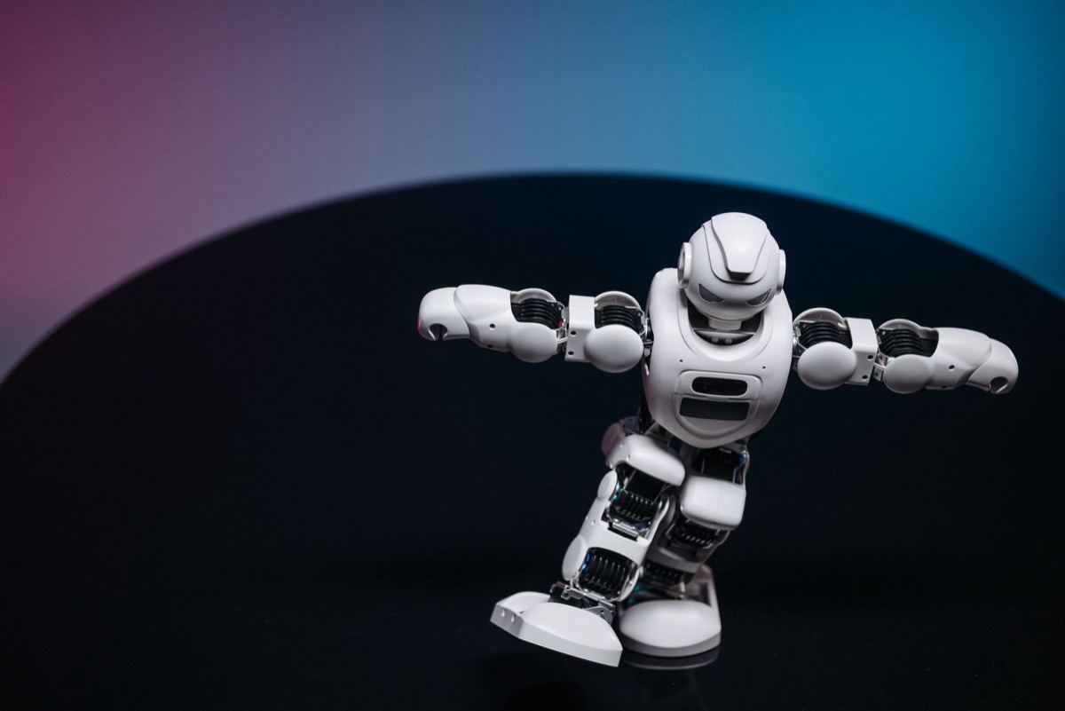 Evoluzione dei modelli di robot umanoidi come Tesla Optimus