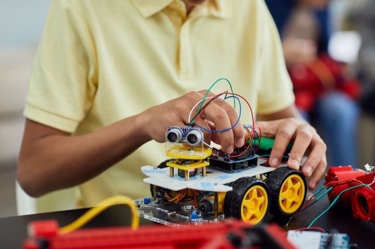 close-up van een geavanceerde humanoïde robothand met elektronica