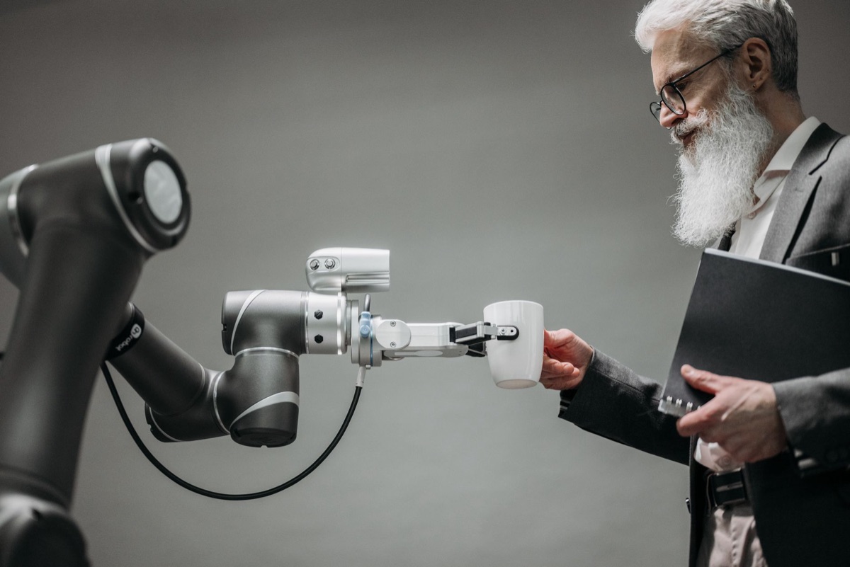 Roboter-Gerät mit Verbesserung