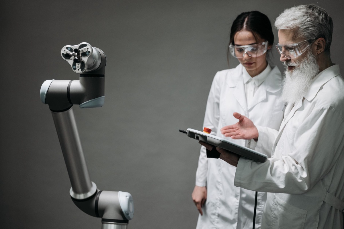 産業用ロボットの安全センサー