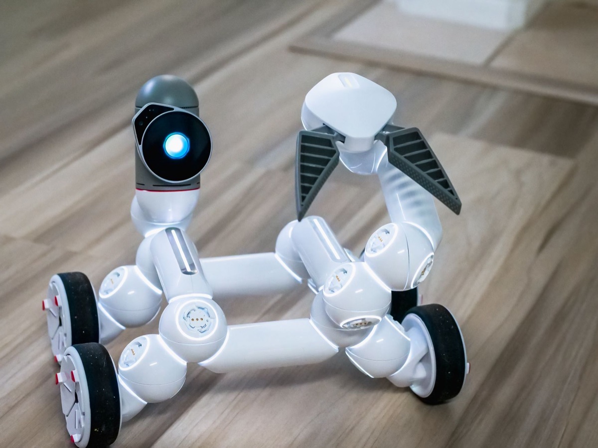 robô industrial em ação com dispositivo de segurança