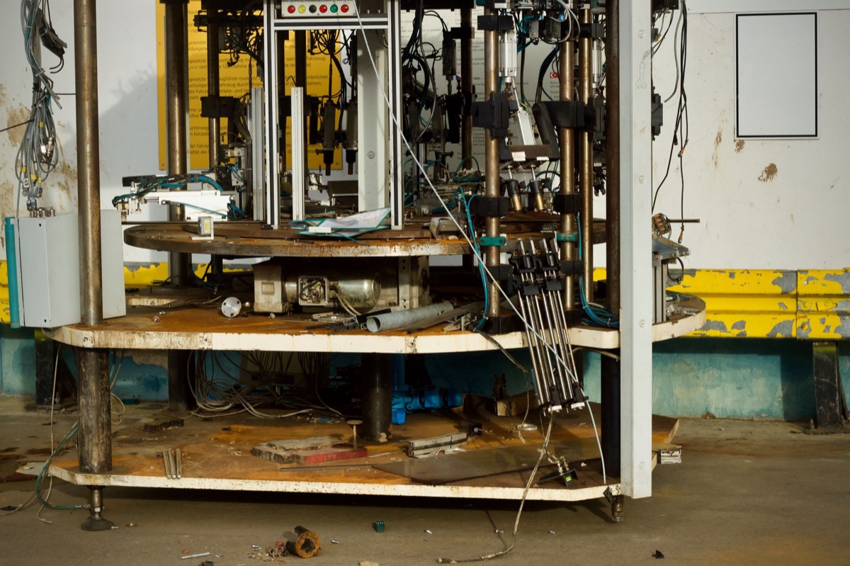 Champs de production avec des robots et des équipements d'automatisation
