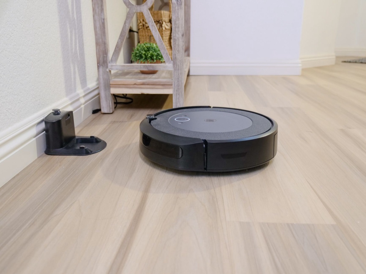 Robots à la maison : aspirateur robot dans un intérieur
