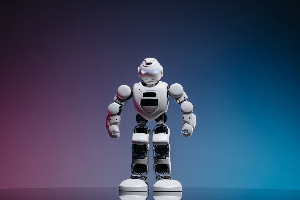 Robots dans un entrepôt et un bureau de maison