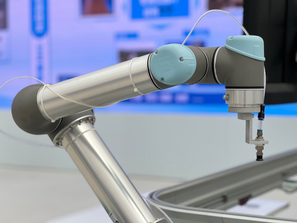 工場でのロボットアーム