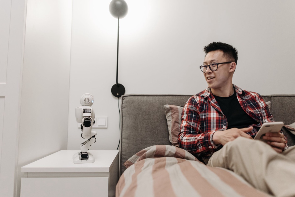 가정에서의 로봇 서비스 장면