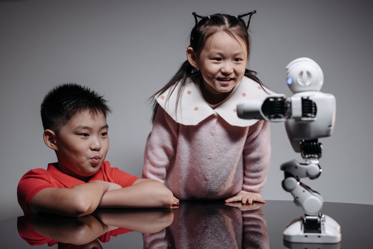 Veränderung: Roboter und Mensch in einer interaktiven Umgebung.