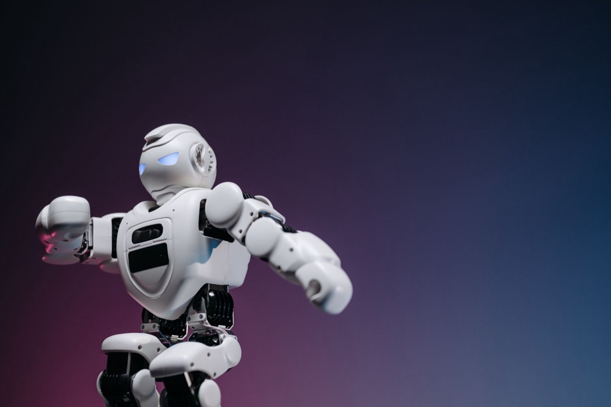 Un robot con schermo di dati