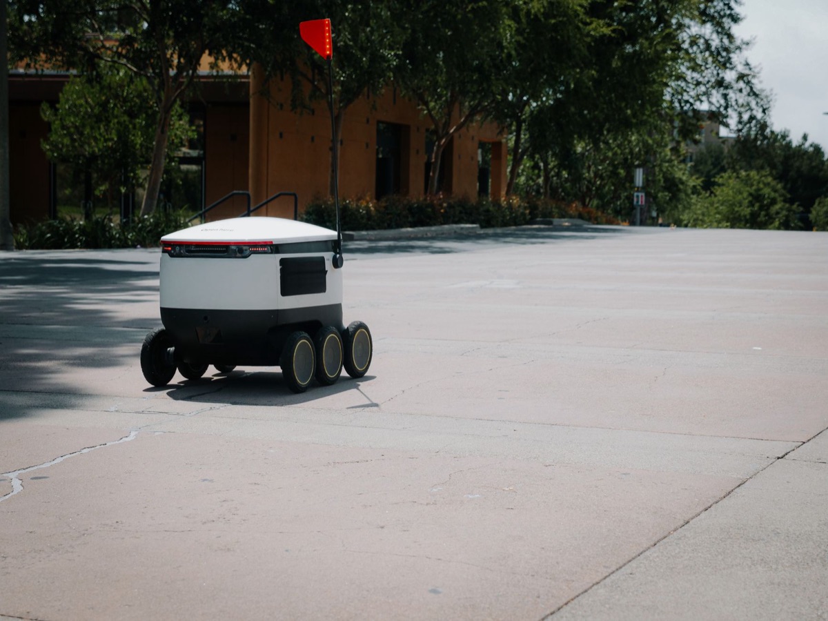 Un robot autonomes navigue dans un labyrinthe de cubes.