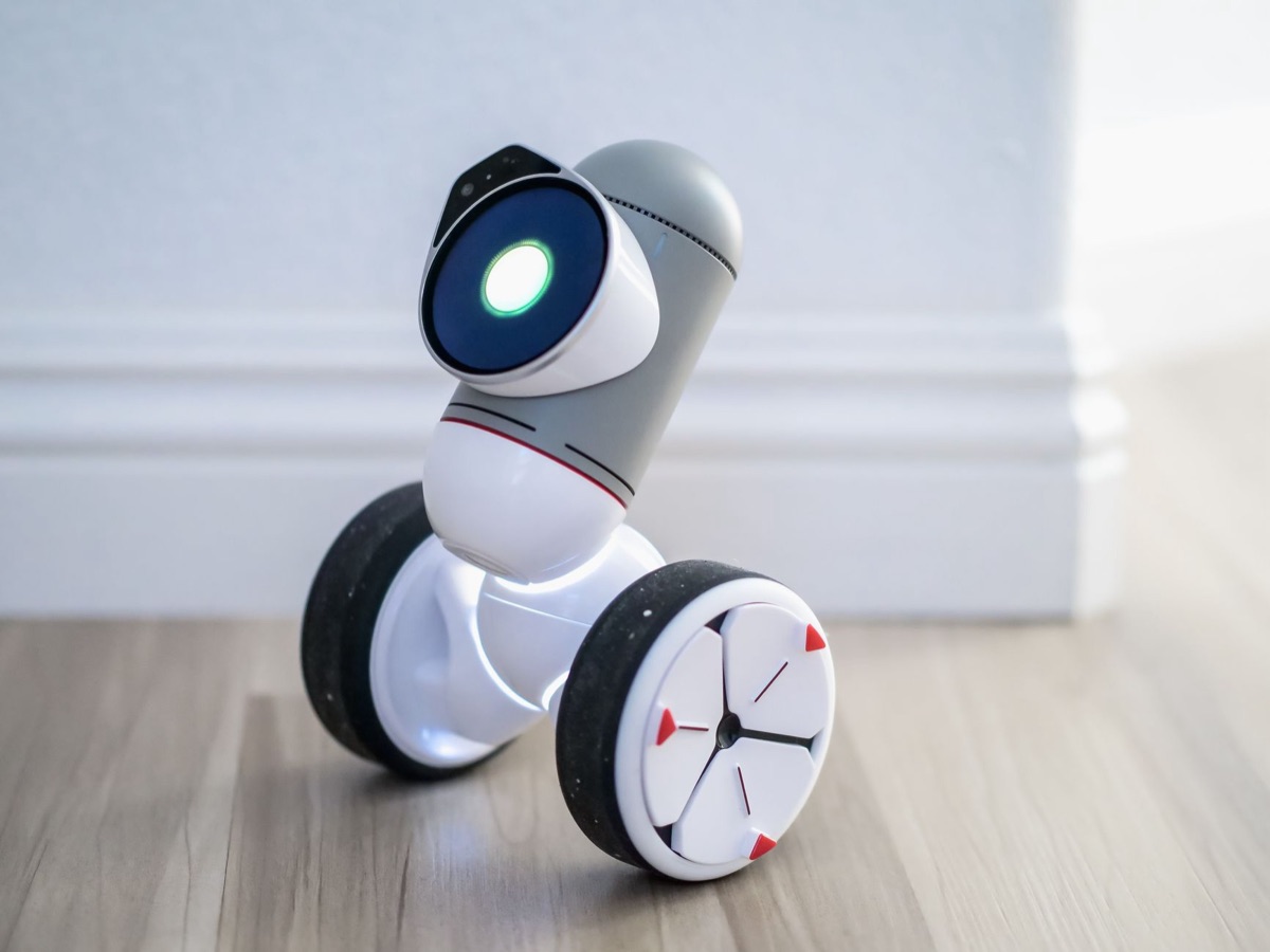 Un robot collaborativo mostra sensori e algoritmi in un laboratorio tecnologico.