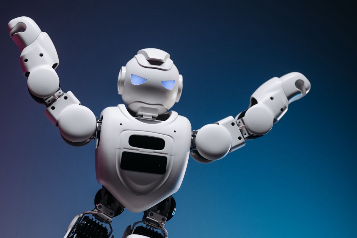 Roboter scannet Umgebung mit Sensoren