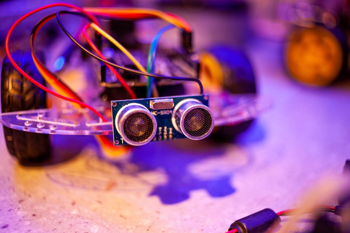 Sensor scandeert de omgeving met licht- en geluidsgolven om een 3D-kaart te maken.
