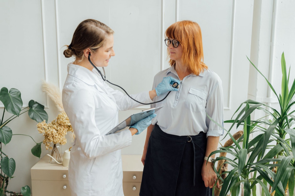 Doctor and robot in medical clinic with 3D model
