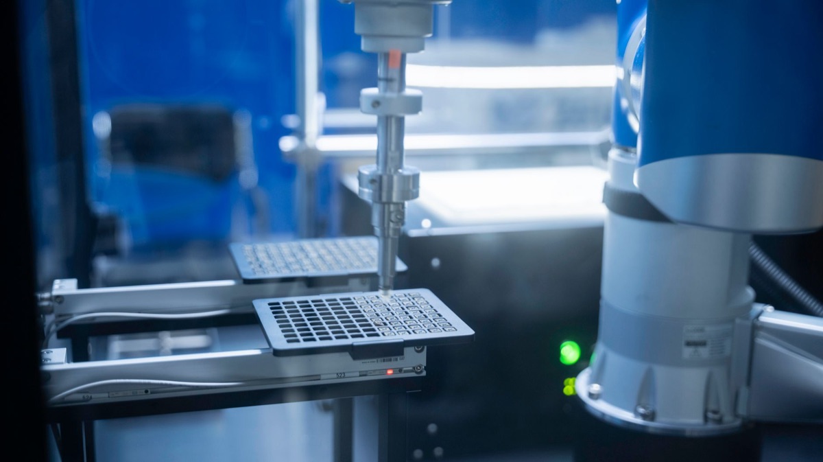 Robot met precisiebewegingen in laboratorium