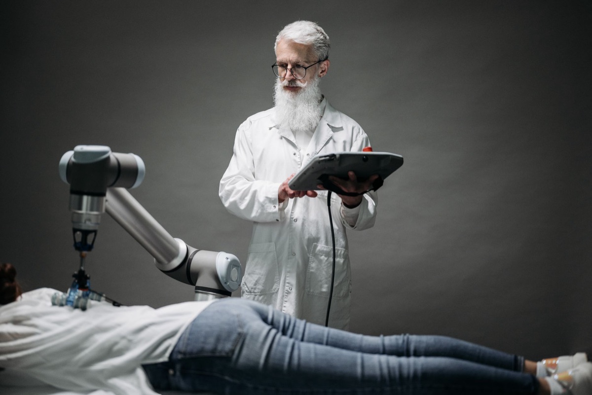 Cómo la IA revoluciona la medicina con robótica y alta preci