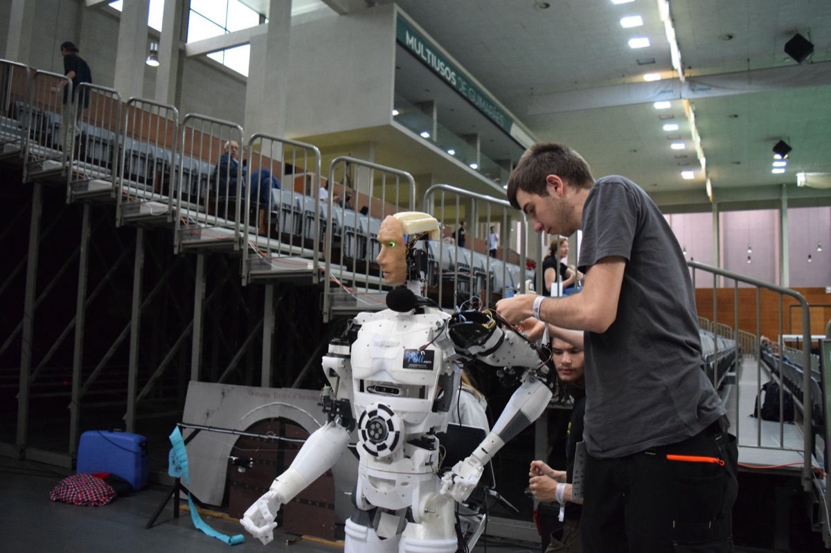 Técnico revisa errores en un robot médico en laboratorio