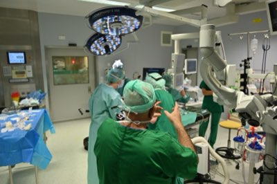 Comparer les rôles de l'IA dans la rééducation et la chirurgie